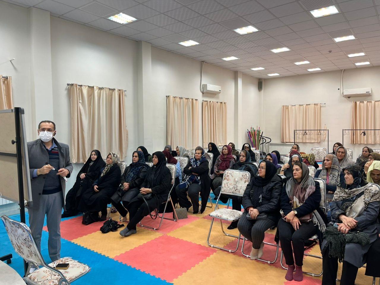 کارگاه آموزش کار با گوشی هوشمند در خانه امید میانه